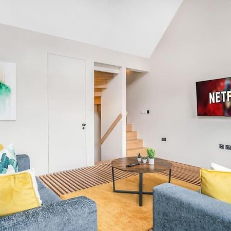 Tottenham- Exquisite 4-Bed Retreat With Ping Pong And Pool - Sleeps 7, Free Parking, Contractors & Long Stays Welcome Londres Exterior foto