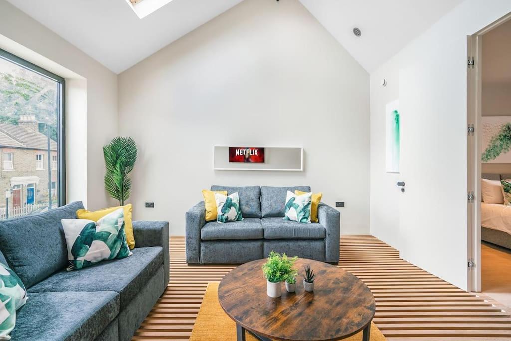 Tottenham- Exquisite 4-Bed Retreat With Ping Pong And Pool - Sleeps 7, Free Parking, Contractors & Long Stays Welcome Londres Exterior foto
