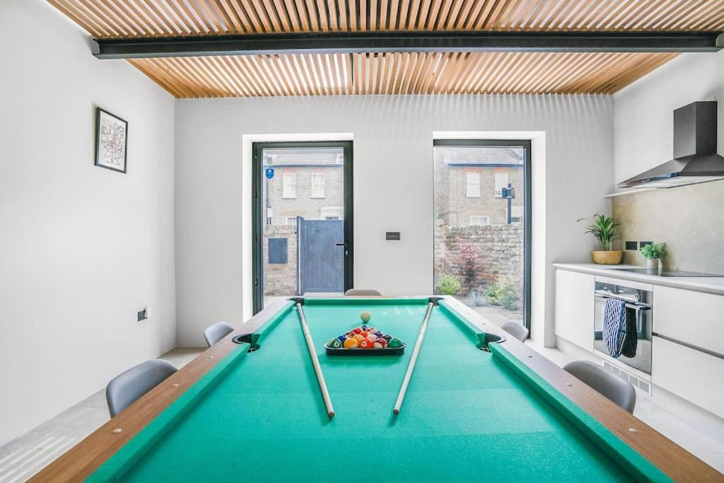 Tottenham- Exquisite 4-Bed Retreat With Ping Pong And Pool - Sleeps 7, Free Parking, Contractors & Long Stays Welcome Londres Exterior foto