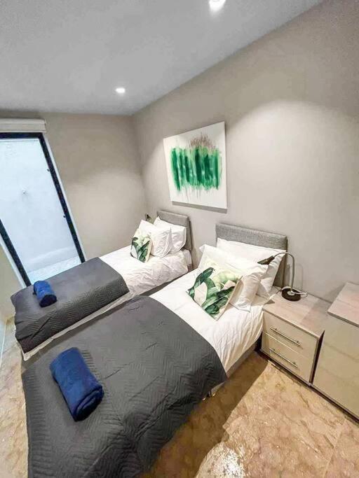 Tottenham- Exquisite 4-Bed Retreat With Ping Pong And Pool - Sleeps 7, Free Parking, Contractors & Long Stays Welcome Londres Exterior foto