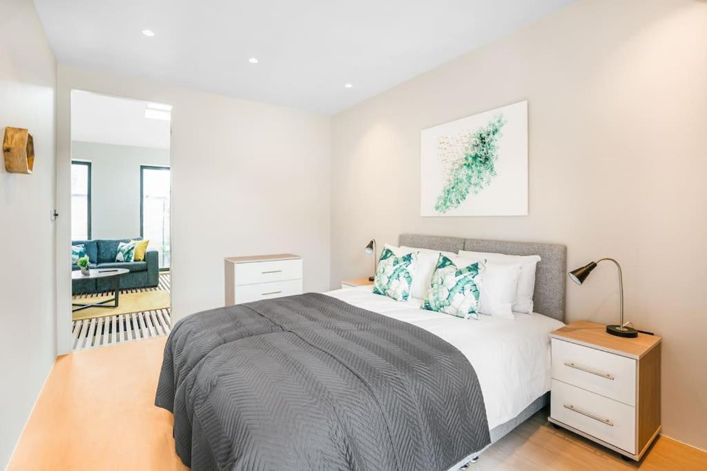 Tottenham- Exquisite 4-Bed Retreat With Ping Pong And Pool - Sleeps 7, Free Parking, Contractors & Long Stays Welcome Londres Exterior foto