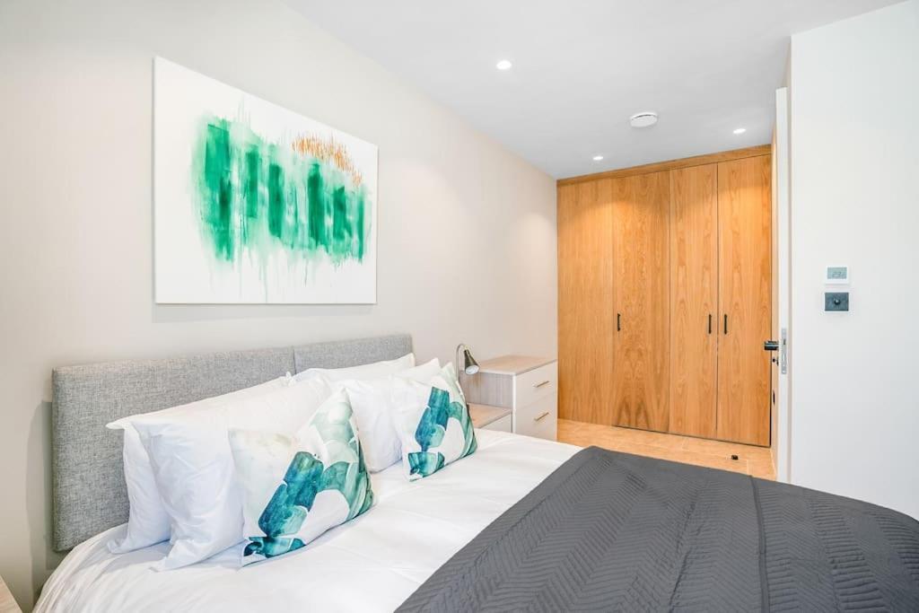 Tottenham- Exquisite 4-Bed Retreat With Ping Pong And Pool - Sleeps 7, Free Parking, Contractors & Long Stays Welcome Londres Exterior foto