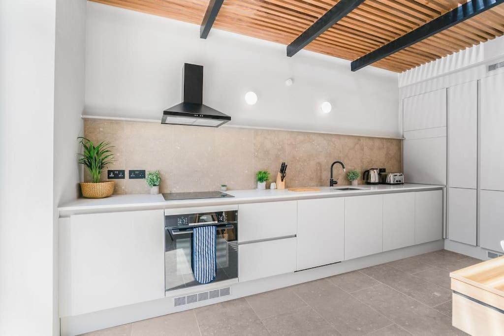 Tottenham- Exquisite 4-Bed Retreat With Ping Pong And Pool - Sleeps 7, Free Parking, Contractors & Long Stays Welcome Londres Exterior foto