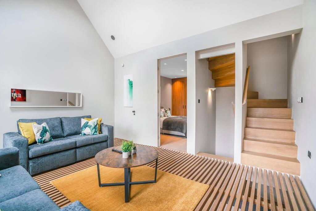 Tottenham- Exquisite 4-Bed Retreat With Ping Pong And Pool - Sleeps 7, Free Parking, Contractors & Long Stays Welcome Londres Exterior foto