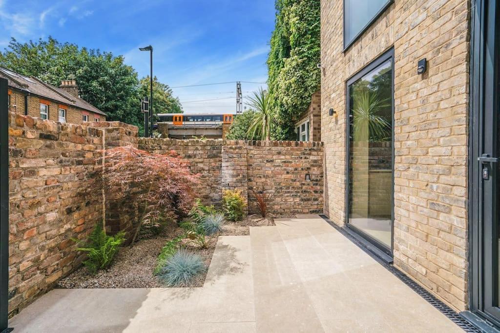 Tottenham- Exquisite 4-Bed Retreat With Ping Pong And Pool - Sleeps 7, Free Parking, Contractors & Long Stays Welcome Londres Exterior foto